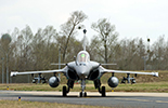 Rafale C armé de deux missiles air-air Mica et quatre bombes AASM. (©Ministère de la Défense)