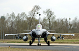 Rafale C armé de deux missiles air-air Mica et quatre bombes AASM. (©Ministère de la Défense)