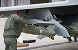 Montage d'une bombe AASM sous l'aile d'un Rafale. (©Ministère de la Défense)
