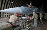 Montage d'un missile Mica IR sous un Mirage 2000-5. (©Ministère de la Défense)