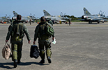 Équipage d'un Mirage 2000D se dirigeant vers leur avion sur le parking de Solenzara. (©Ministère de la Défense)