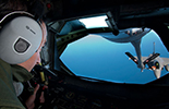 Ravitaillement en vol d'un Rafale par un C-135FR. (©Ministère de la Défense)