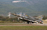 Décollage d'un Mirage 2000D armé de deux Magic 2 et deux GBU-12 depuis Solenzara. (©Ministère de la Défense)