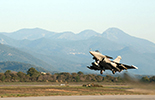 Décollage d'un Rafale C armé de deux Mica IR, quatre AASM et un pod Damoclès depuis Solenzara. (©Ministère de la Défense)