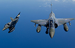 Deux Mirage 2000D tireurs équipés de Magic 2 d'autoprotection et d'un pod de désignation laser. (©Ministère de la Défense)