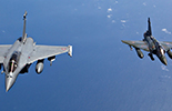 Rafale B et Mirage 2000D en patrouille. (©Ministère de la Défense)