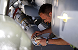 Montage d'une bombe guidée laser sur un Mirage 2000D à la Sude en Crète. (©Ministère de la Défense)