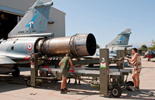 Changement d'un moteur de Mirage 2000-5 à la Sude. (©Ministère de la Défense)