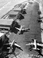 La parking avion de l’aérodrome de Hao à l’époque des essais aériens : DC 8 et C 135 F, Vautour et Neptune se côtoient sur l’immense terrain disponible. (©DR)