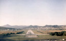 Vue de la piste de Hyères prise depuis le nez vitré d'un P2V-7 Neptune de la flottille 25.F. (©Louis Cinca)