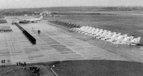 Le Général de Gaulle en visite à la BAN Landivisiau le 1er février 1969. (©Marine Nationale/ BAN Landivisiau)