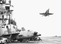 Simulated approach performed by a F/A-18 Hornet from the US VIth Fleet in the Mediterranean sea on the deck of a French aircraft carrier, probably in 1989-1990. (©Marine Nationale)