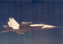 Vue du F-18L en vol avec le CF Michel Debray aux commandes prise par le F5 d'accompagnement d'Hank Chouteau, chef pilote d'essais de Northrop. (©Michel Debray)