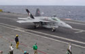 F/A-18C Hornet de l'U.S.Navy (VFA-131 "Wildcats") en provenance du porte-avions USS Eisenhower (CVN-69) roulant sur le pont du Charles de Gaulle. (©Marine Nationale)