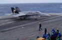 F/A-18C Hornet de l'U.S.Navy (VFA-131 "Wildcats") en provenance du porte-avions USS Eisenhower (CVN-69) roulant sur le pont du Charles de Gaulle. (©Marine Nationale)