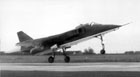 Prototype Jaguar M-05 lors de son vol initial le 14 novembre 1969 à Melun-Villaroche. Notez la dérive originale courte, les volets à bracage continu, le bouclier de train avant en place tandis que les quilles ventrales n'étaient pas encore installées. (©Daniel Pierre)