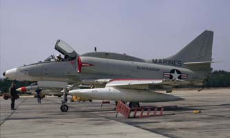 Photographié peu après son évaluation en France, l'A-4M Skyhawk II BuAer 158425 de l'USMC est vu sur la Naval Air Facility d'Andrews, près de Washington. On peut distinguer collés sur l'avion quelques souvenirs de son passage dans l'Aéronautique Navale : sur le nez l'insigne de la flottille 12.F et sur l'épine dorsale celui de la 14.F. (©Frederic Lert via Terry Panopalis)