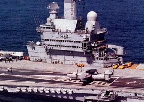 Hawkeye sur le Charles de Gaulle pendant les premiers essais aviation du navire. (&copy;Marine Nationale)