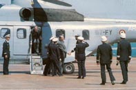 Le Président de la République, Jacques Chirac à sa descente d'hélicoptère sur le pont du Charles de Gaulle. (©Marine Nationale)