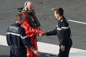 Accueil du CEMA  bord du PAN Charles de Gaulle. (Marine Nationale)