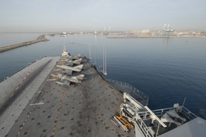 Le Charles de Gaulle arrivant à Limassol (Chypre). (©Marine Nationale)