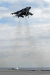 Atterrissage vertical d'un AV-8B+ Harrier de l'Armada sur le Charles de Gaulle. (©Marine Nationale)