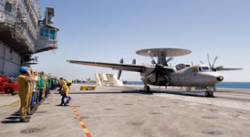 Catapultage d'un l'E-2C Hawkeye. (Marine Nationale)