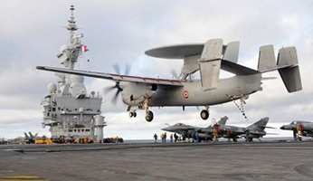 E-2C Hawkeye de la 4.F réalisant le 25.000 ème appontage sur le Charles de Gaulle. (©Marine Nationale)