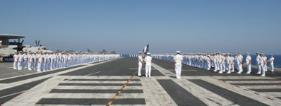 Cérémonie du 14 juillet sur le pont du Charles de Gaulle au large de la Libye. (©Marine Nationale)