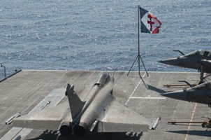 Cérémonie du 14 juillet sur le pont du Charles de Gaulle au large de la Libye. (©Marine Nationale)