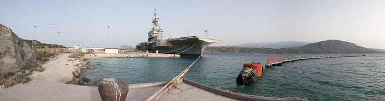 Le Charles de Gaulle en escale à la Sude en Crète. (©Marine Nationale)