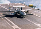 Appontage d'un E-2C Hawkeye appartenant à la VAW-112 "Golden Hawks" basée sur l'USS John C. Stennis sur le Charles de Gaulle. (©Marine Nationale)
