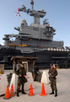 Le Charles de Gaulle sous surveillance des marines à la base OTAN de Souda Bay. (©US Navy)