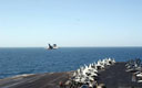 Survol par un Rafale de la 12.F du porte-avions américain USS John C. Stennis. (©US Navy)