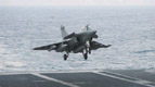 Rafale M appontant sur le Charles de Gaulle avec un missile Météor sous chaque aile. (©Marine Nationale)