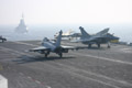 Rafale et Super-Etendard sur le pont du Charles de Gaulle au cours du stage RANO le 2 février 2006. (©French Fleet Air Arm)