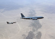 SEM de la 17.F en train d'être ravitaillé au-dessus de l'Afghanistan  par un C-135FR du GRV 00.093 "Bretagne" de l'Armée de  l'air. (©Marine Nationale)