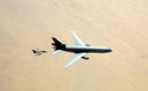 Rafale M se ravitaillant en point central sur un KC-10A Extender de l'USAF. (©Marine Nationale)