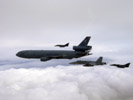 Un Super Etendard de la 11.F en train d'être ravitaillé en point central par un KC-10A Extender de Travis Air force Base au-dessus de  l'Afghanistan en compagnie d'un  F/A-18C Hornet de l'U.S. Navy de la VFA-147 "Argonauts"  embarqué sur l'USS John C. Stennis (CVN 74) et d'un autre Super Etendard de la 11.F le 16 mars 2007.(©US Navy)