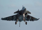 Arrivés à bord du porte-avions Charles de Gaulle d'un Rafale F2 de la 12.F armé de - bombes guidées laser GBU-12 sous voilure. (©Marine Nationale)