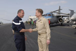 16 mars : L’amiral Xavier Magne, commandant de la Task Force 473 accompagné de 15 officiers français de l’état major du groupe aéronaval embarqué à bord du Charles de Gaulle ont rencontré leurs homologues américains à bord du John C. Stennis. (©US Navy)