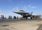 Rafale F2 de la 12.F armé de six bombes guidées laser GBU-12 sous voilure prêt à être catapulté depuis le Charles de Gaulle. (©Marine Nationale)