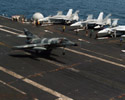 SEM n°8 de la 11.F effectuant un touch and go sur le pont de l'USS John C. Stennis (CVN-74) le 12 avril 2007. (©US Navy)