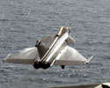 Rafale M F1 n°8 de la 12.F effectuant un touch and go sur le pont de l'USS John C. Stennis (CVN-74) le 12 avril 2007. (©US Navy)