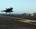 Rafale M F1 de la 12.F effectuant un touch and go sur le pont de l'USS John C. Stennis (CVN-74) le 12 avril 2007. (©US Navy)