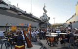 Concert entre le Charles de Gaulle et le TCD Siroco. (©Marine Nationale)