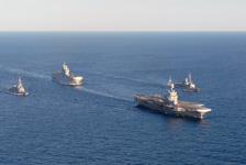 Le Charles de Gaulle naviguant de conserve avec le Groupe École Jeanne d'Arc. (©Marine Nationale)