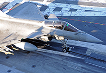 Rafale M F3 sur le pont du Charles de Gaulle naviguant au large du Pakistan. (©Marine Nationale)