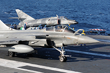 Rafale M F3 et SEM S.5 sur le pont du Charles de Gaulle naviguant au large du Pakistan. (©Marine Nationale)