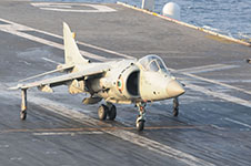 Sea Harrier de l'Indian Navy sur le pont du Charles de Gaulle. (©Marine Nationale)